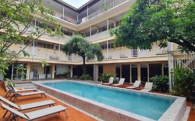 Feung Nakorn Balcony Rooms&Cafe